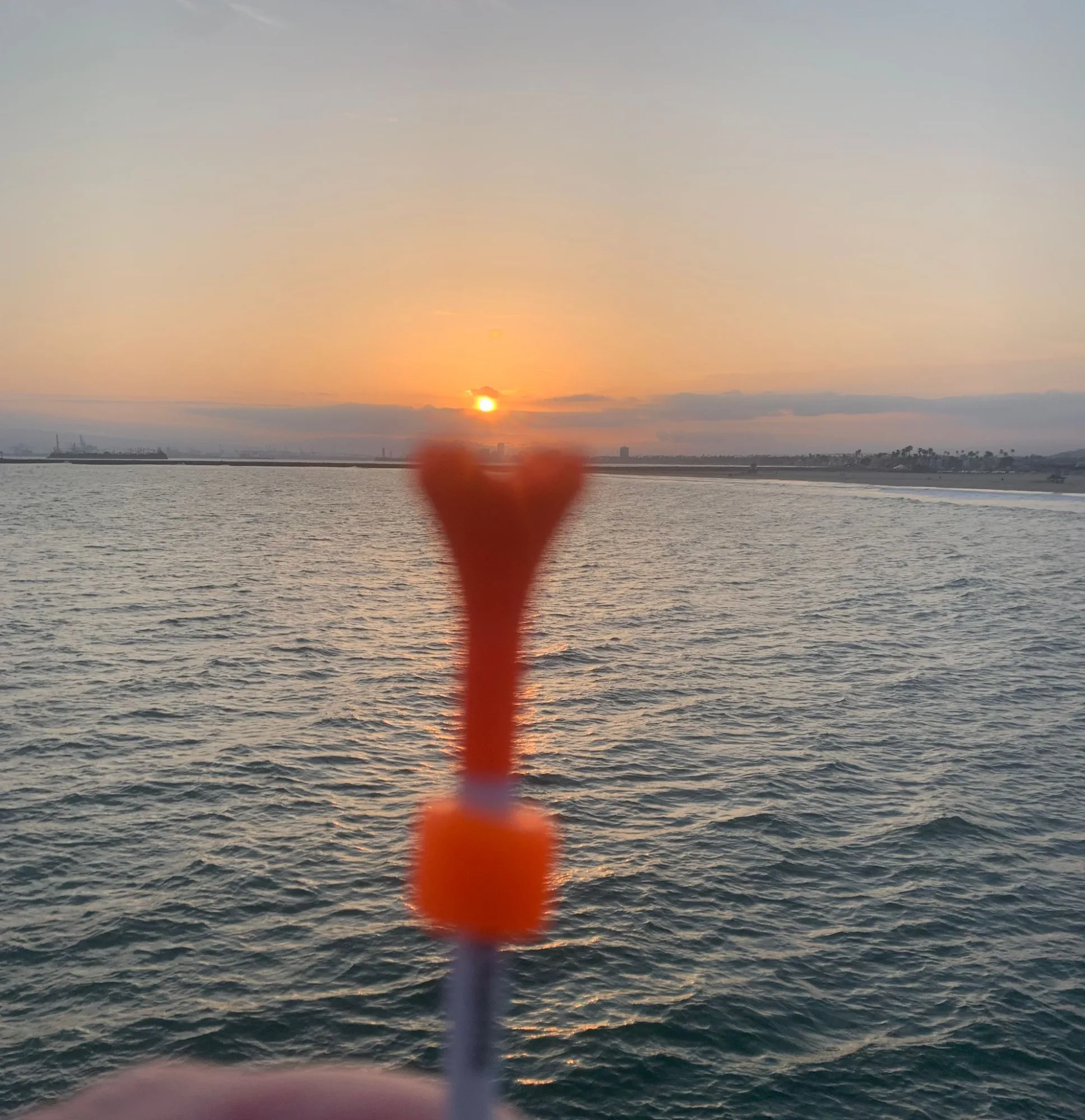 Tee VIKTEE frente al atardecer